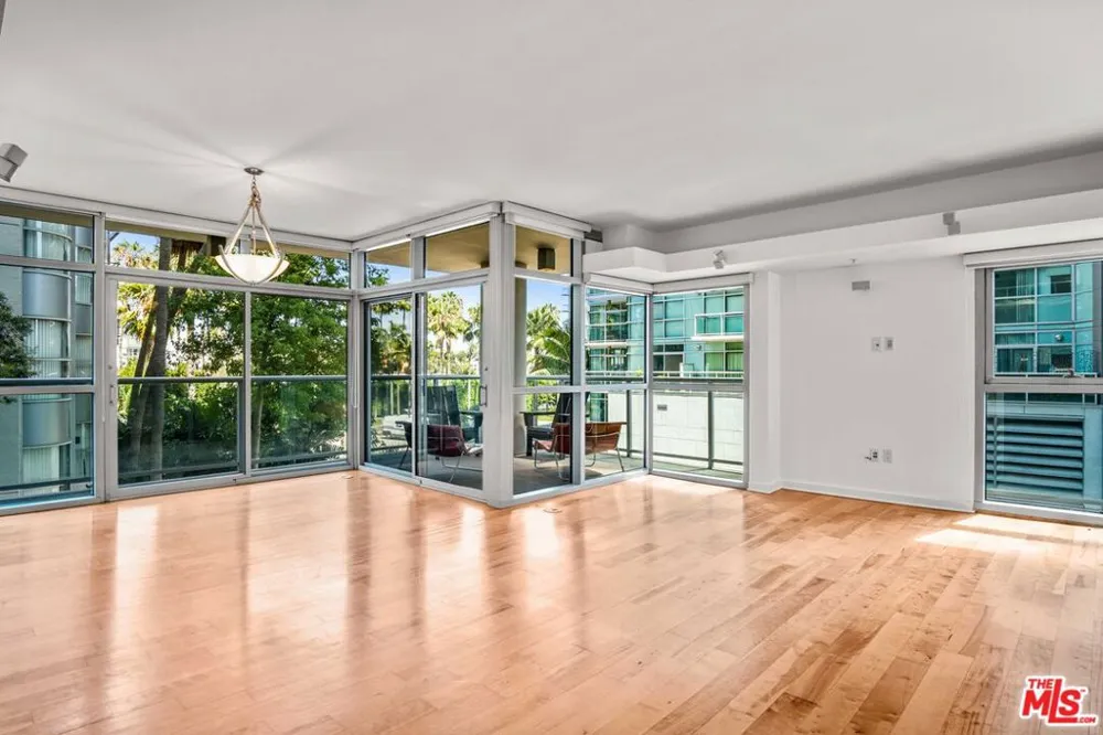 13700 Marina Pointe Drive #324 Marina del Rey, CA 90292