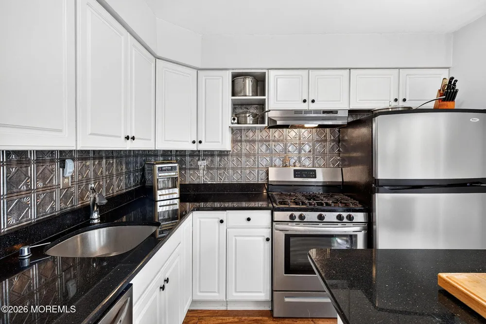 20 Karwatt Court Sayreville, NJ 08872