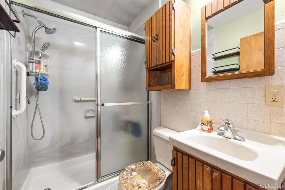 5839 Yale Street Westland City, MI 48185