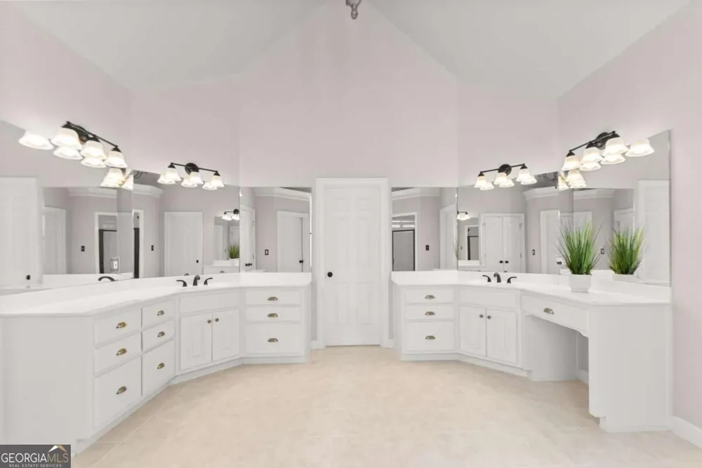 960 Allen Lake LN Suwanee, GA 30024