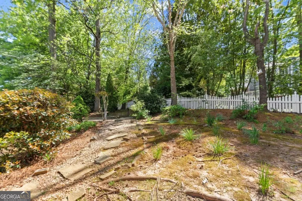 960 Allen Lake LN Suwanee, GA 30024
