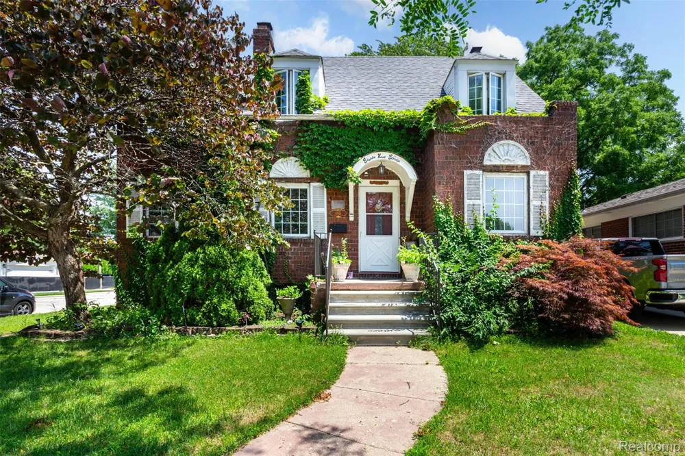 8911 Manor Avenue Allen Park City, MI 48101