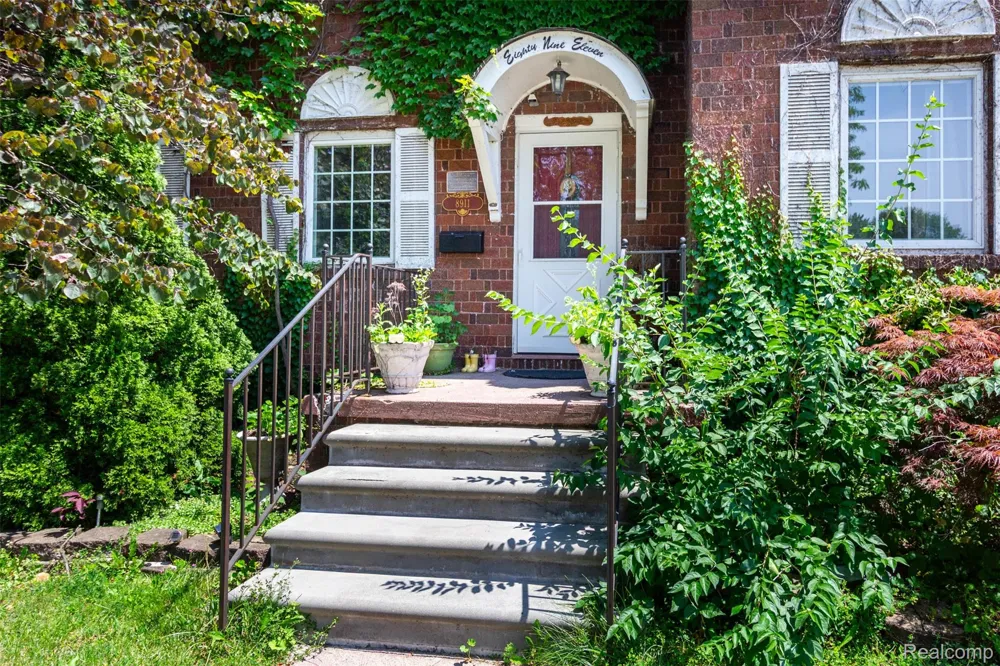 8911 Manor Avenue Allen Park City, MI 48101