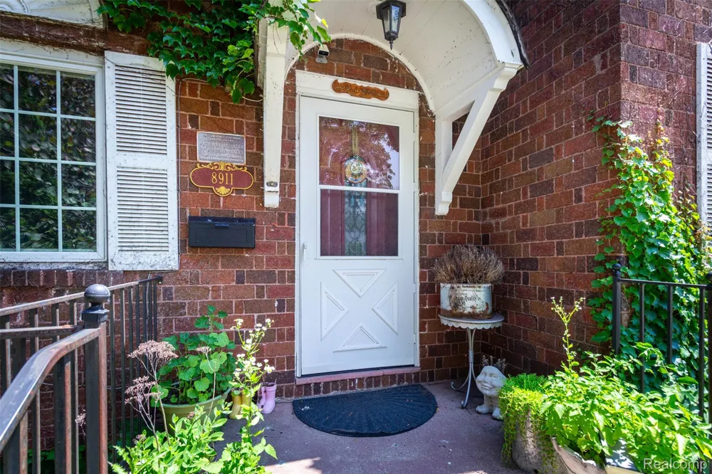 8911 Manor Avenue Allen Park City, MI 48101