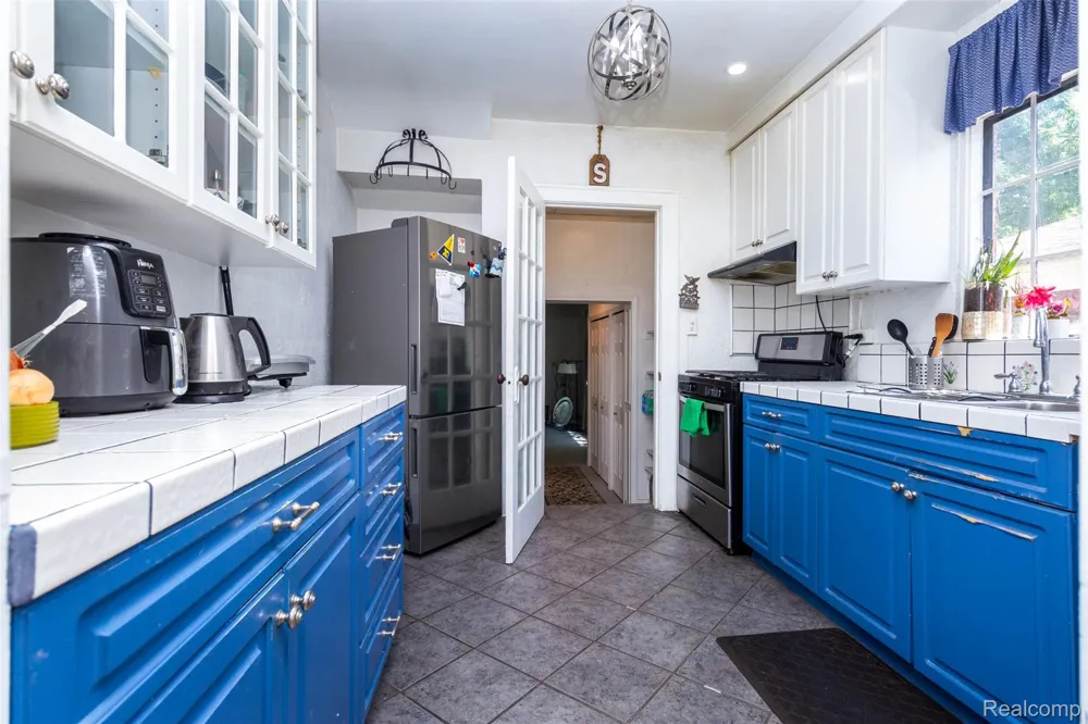 8911 Manor Avenue Allen Park City, MI 48101