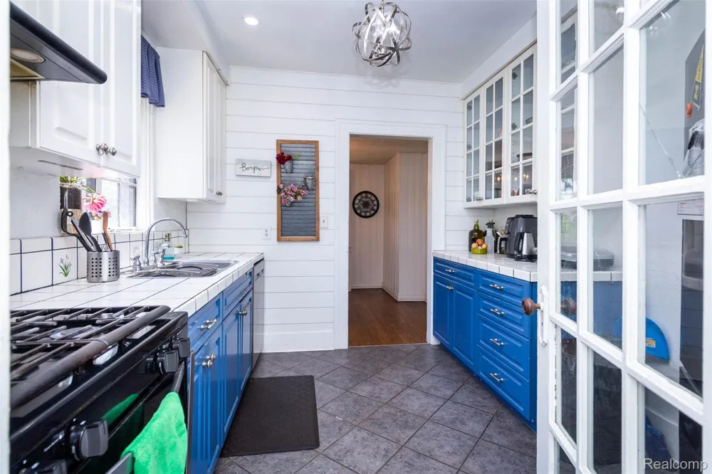 8911 Manor Avenue Allen Park City, MI 48101