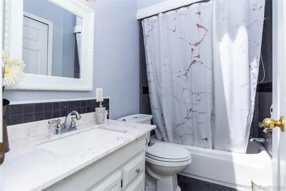 8911 Manor Avenue Allen Park City, MI 48101