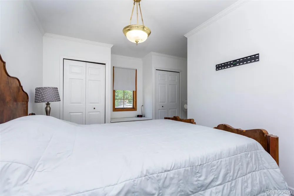 8911 Manor Avenue Allen Park City, MI 48101