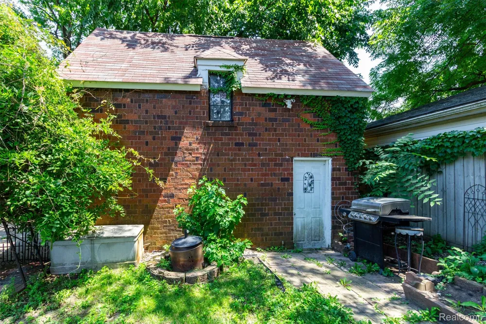 8911 Manor Avenue Allen Park City, MI 48101