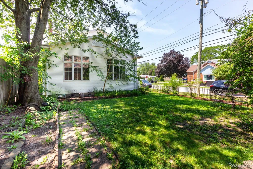 8911 Manor Avenue Allen Park City, MI 48101