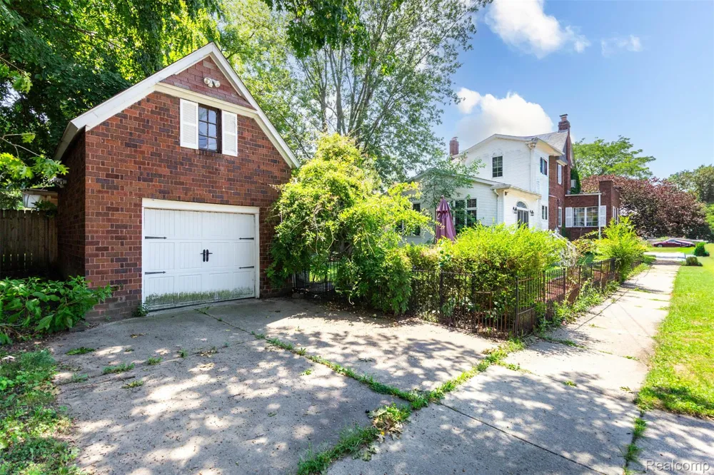 8911 Manor Avenue Allen Park City, MI 48101