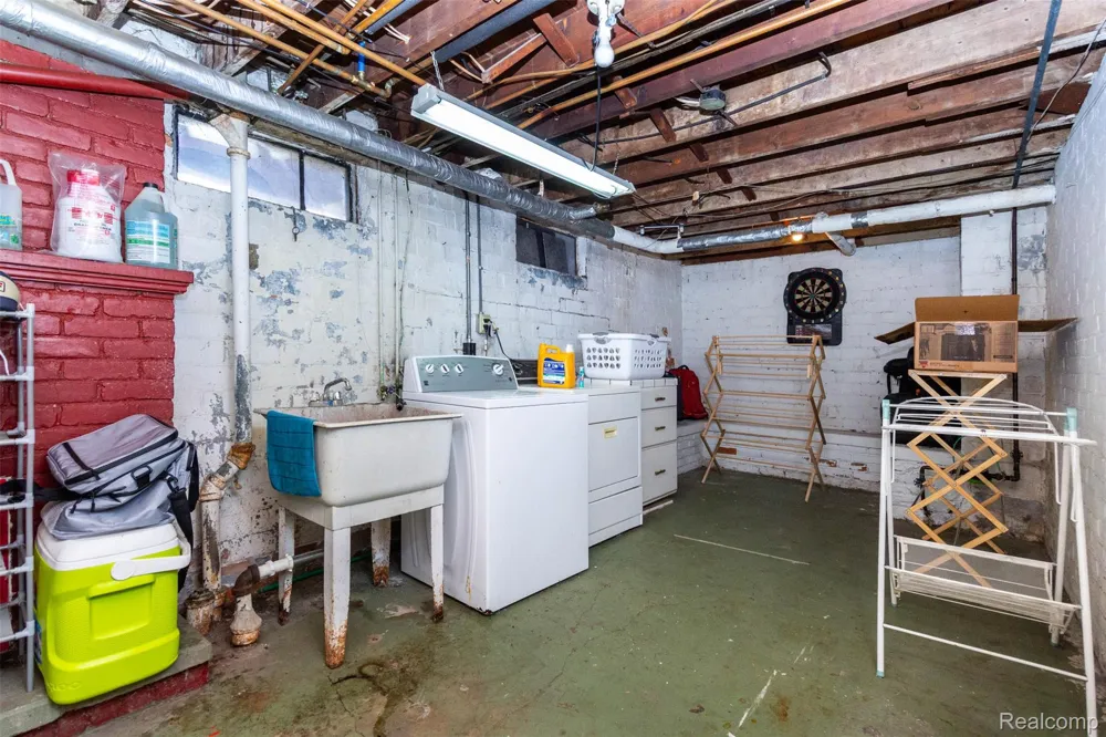 8911 Manor Avenue Allen Park City, MI 48101