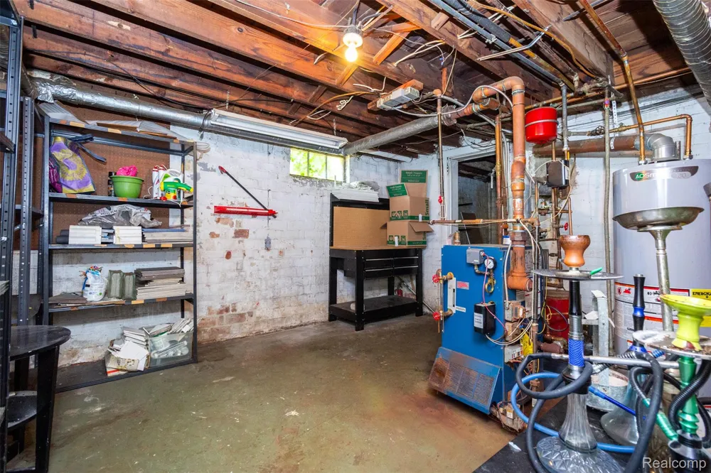 8911 Manor Avenue Allen Park City, MI 48101