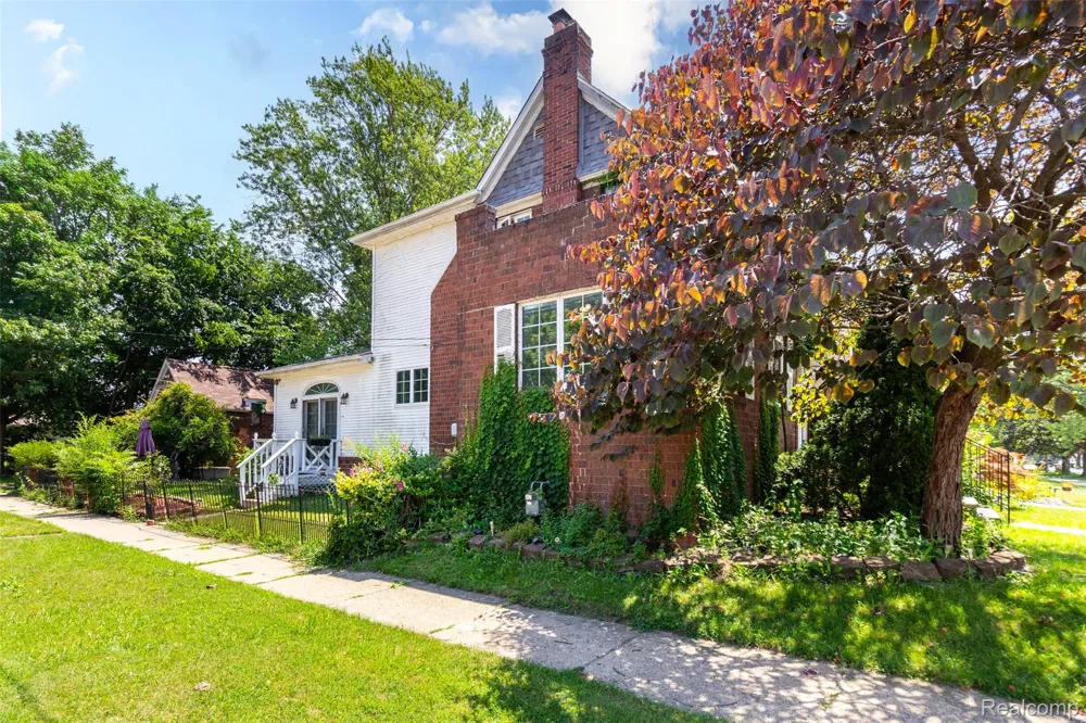 8911 Manor Avenue Allen Park City, MI 48101
