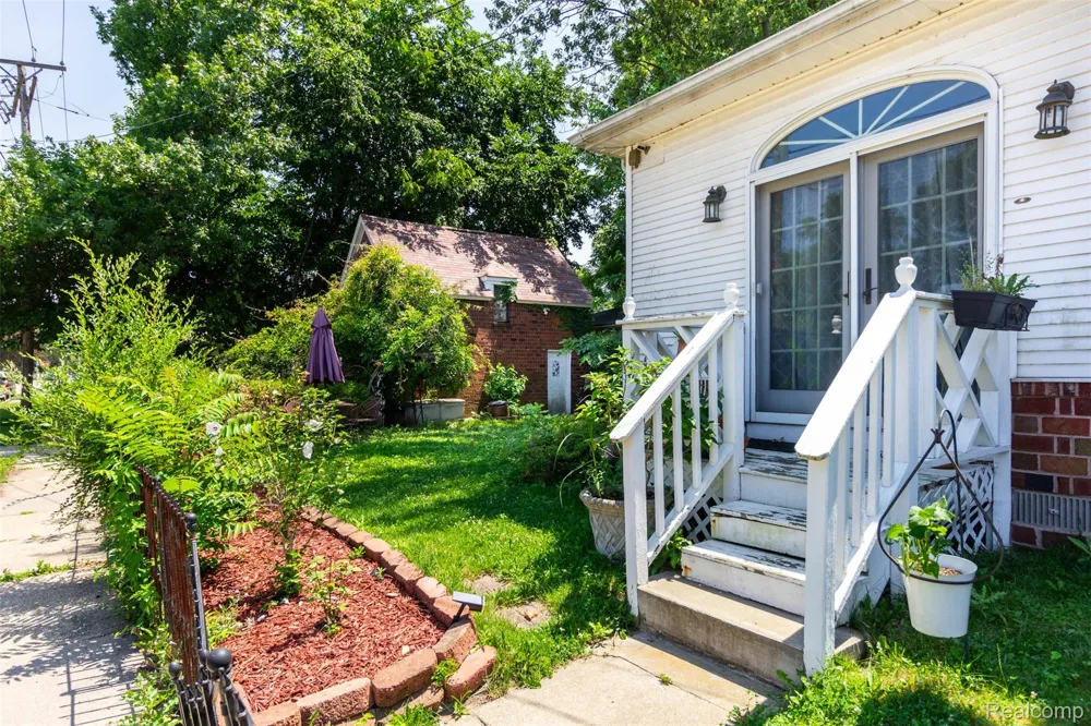 8911 Manor Avenue Allen Park City, MI 48101