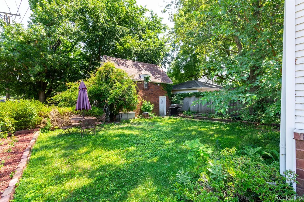 8911 Manor Avenue Allen Park City, MI 48101