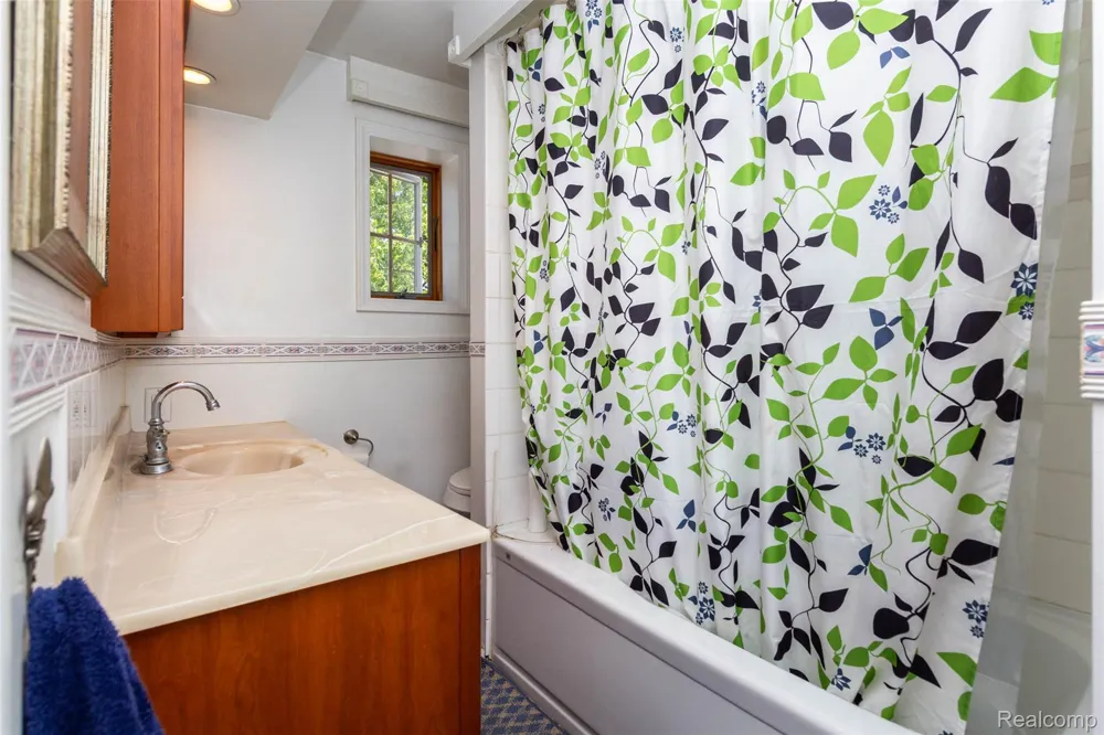 8911 Manor Avenue Allen Park City, MI 48101