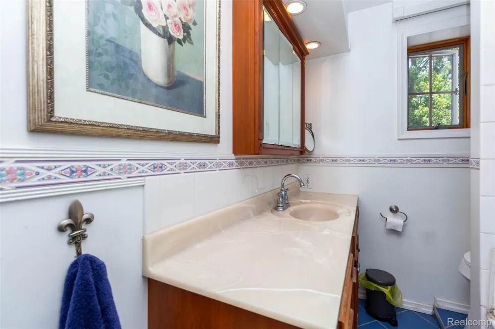 8911 Manor Avenue Allen Park City, MI 48101
