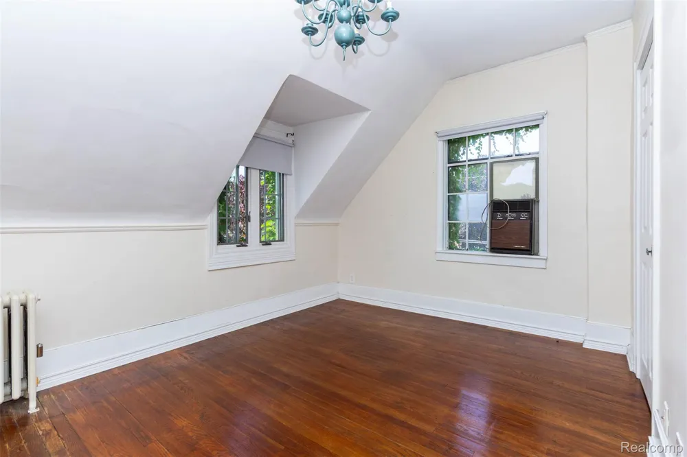 8911 Manor Avenue Allen Park City, MI 48101