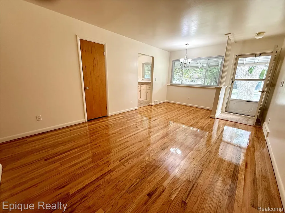 5627 Clippert Street Dearborn Heights City, MI 48125