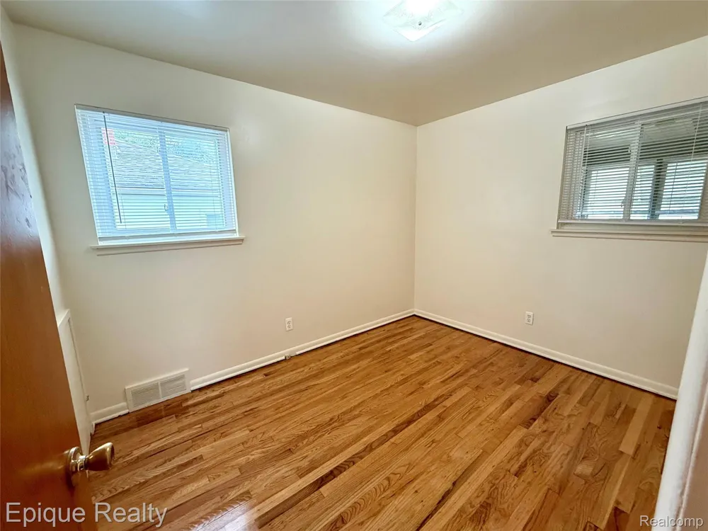 5627 Clippert Street Dearborn Heights City, MI 48125