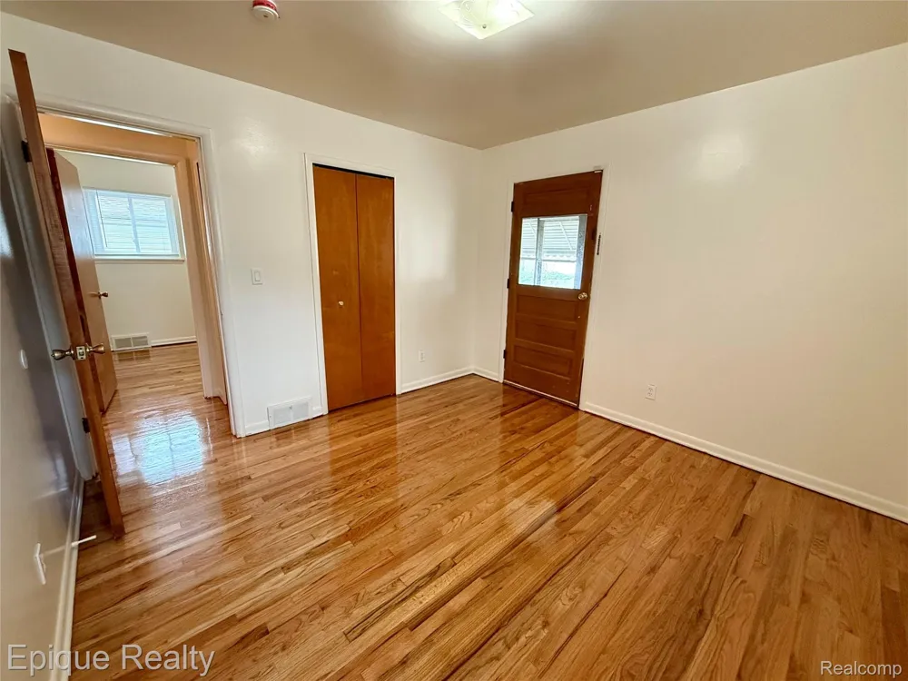 5627 Clippert Street Dearborn Heights City, MI 48125