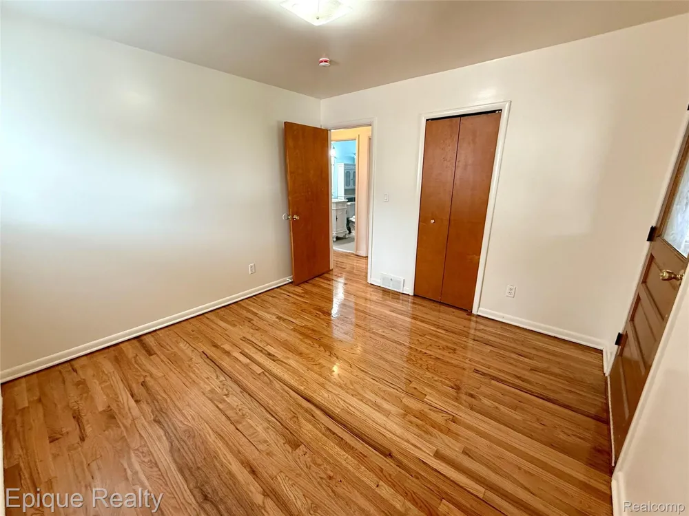 5627 Clippert Street Dearborn Heights City, MI 48125