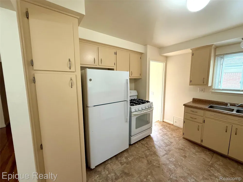 5627 Clippert Street Dearborn Heights City, MI 48125