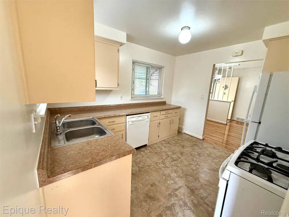 5627 Clippert Street Dearborn Heights City, MI 48125