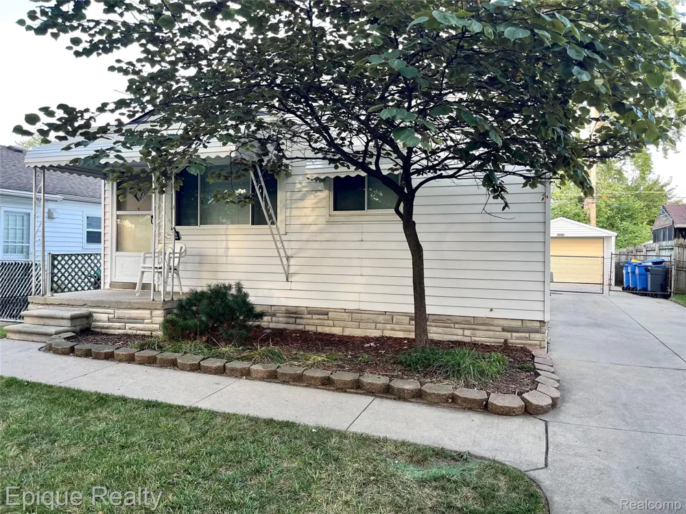 5627 Clippert Street Dearborn Heights City, MI 48125