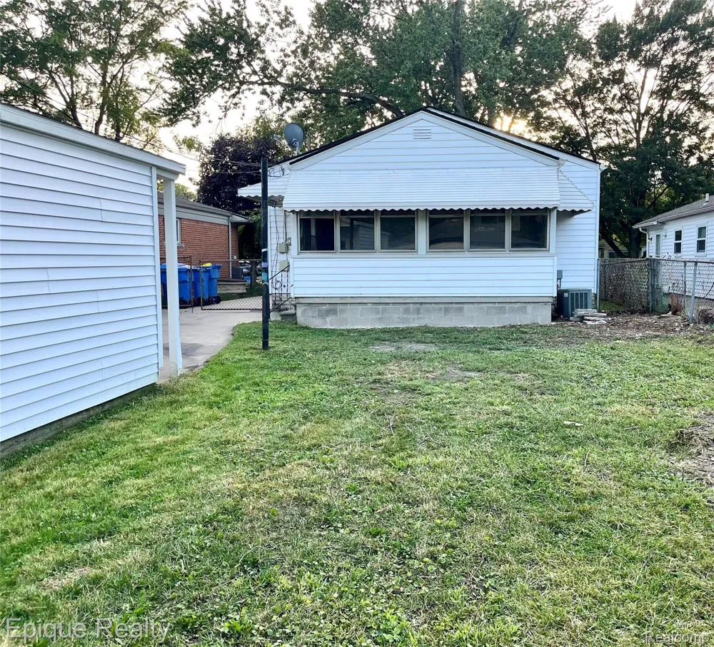 5627 Clippert Street Dearborn Heights City, MI 48125