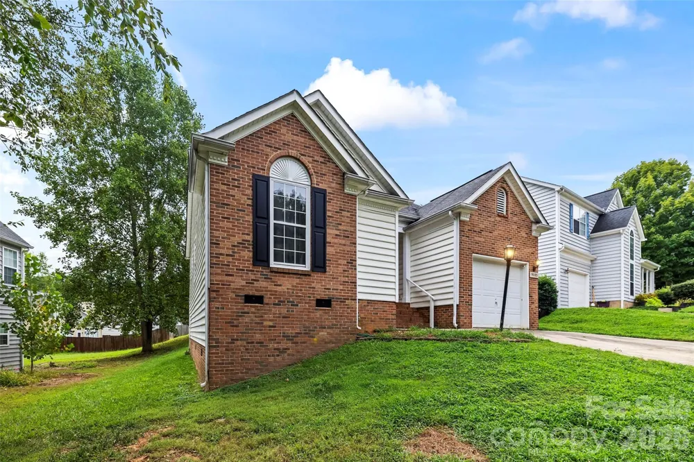 9005 Little Hampton Place Charlotte, NC 28215