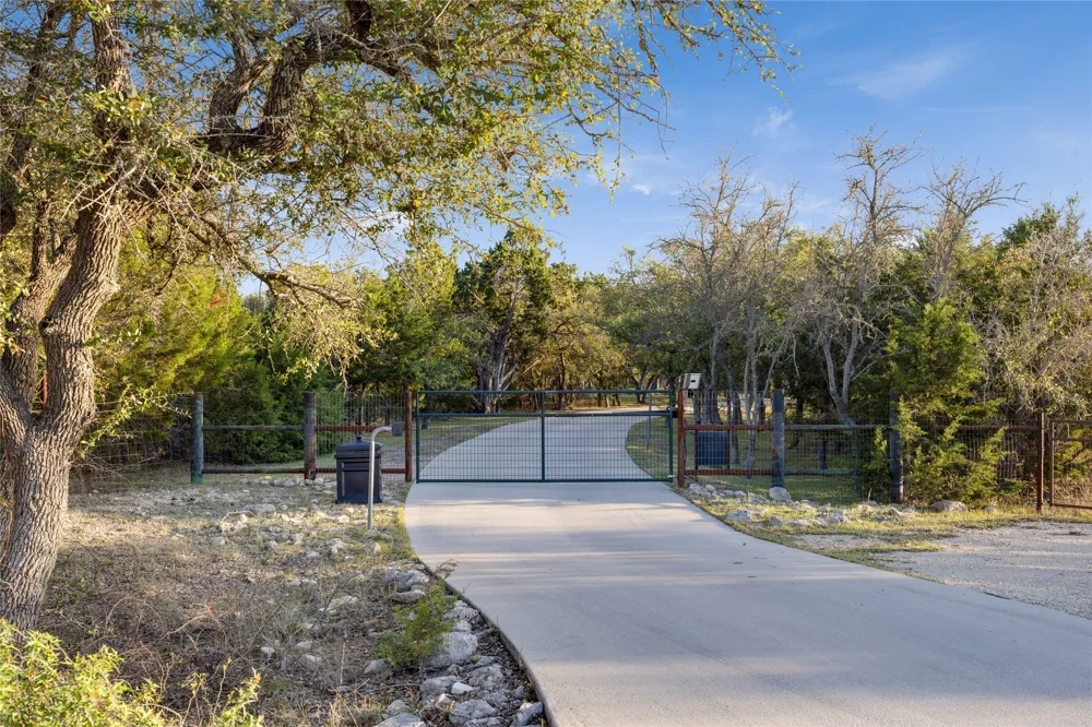 335 Beulah Lane Dripping Springs, TX 78620