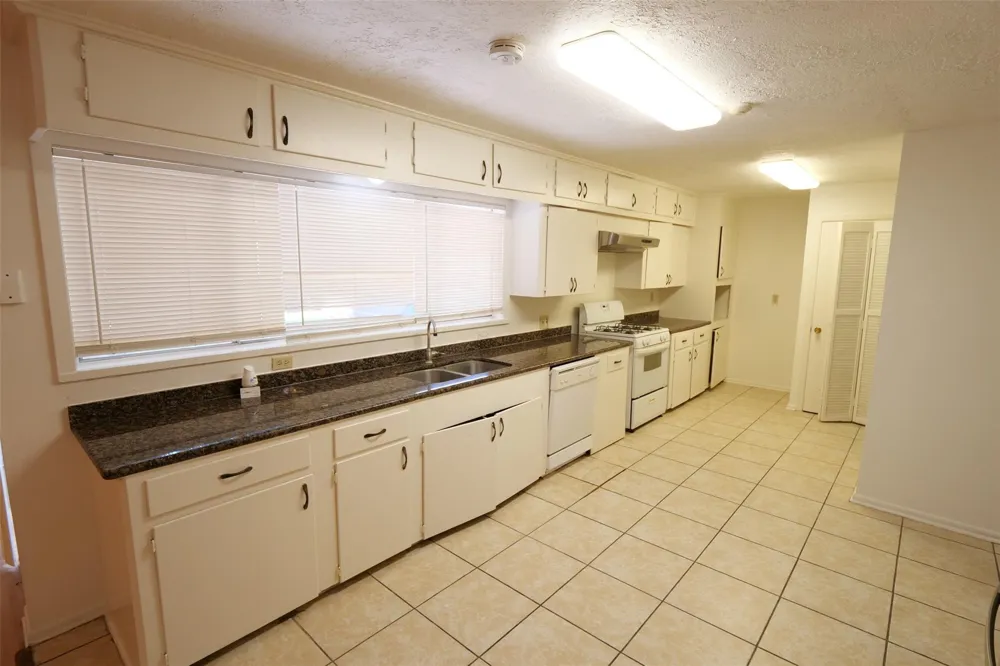 5231 Beechnut Street Houston, TX 77096