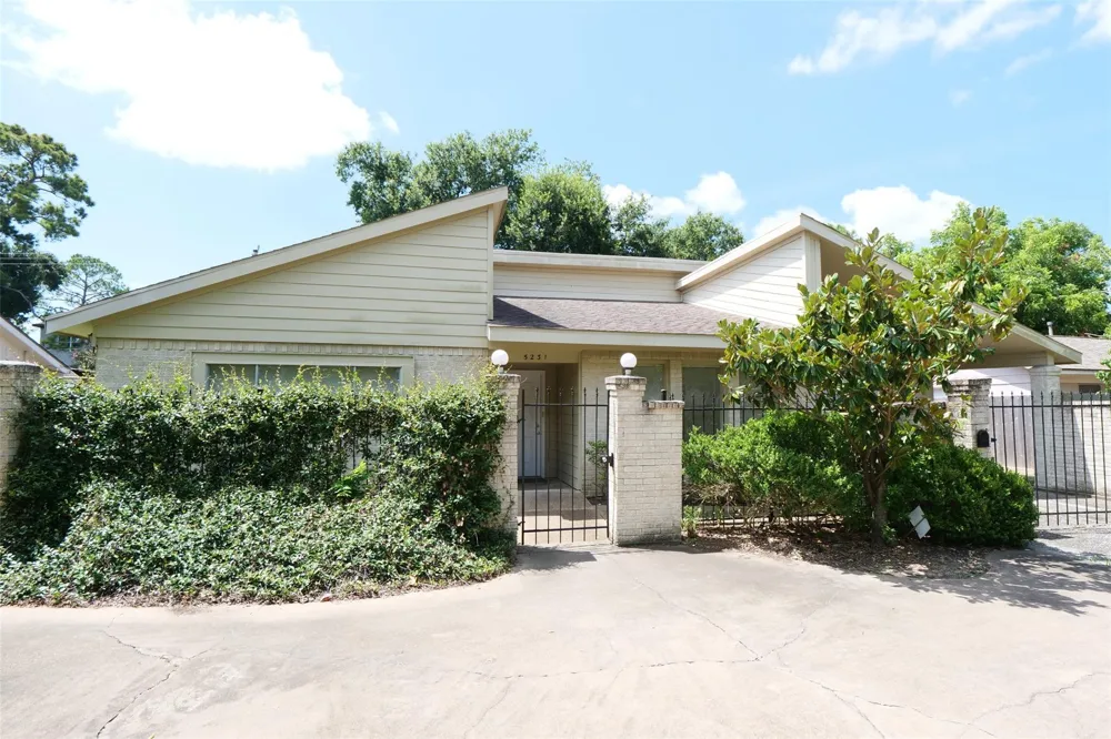 5231 Beechnut Street Houston, TX 77096