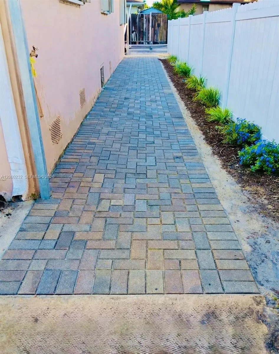 255 W 64th St Hialeah, FL 33012