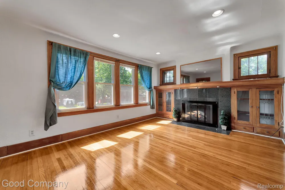 21516 Oxford Avenue Farmington Hills City, MI 48336