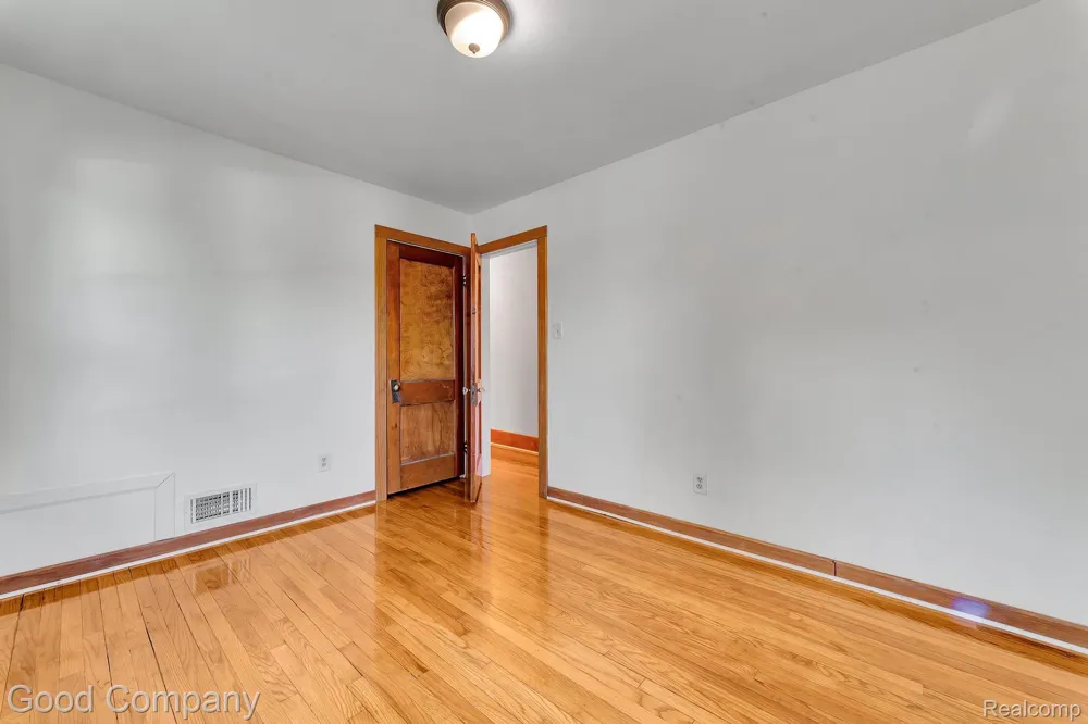 21516 Oxford Avenue Farmington Hills City, MI 48336