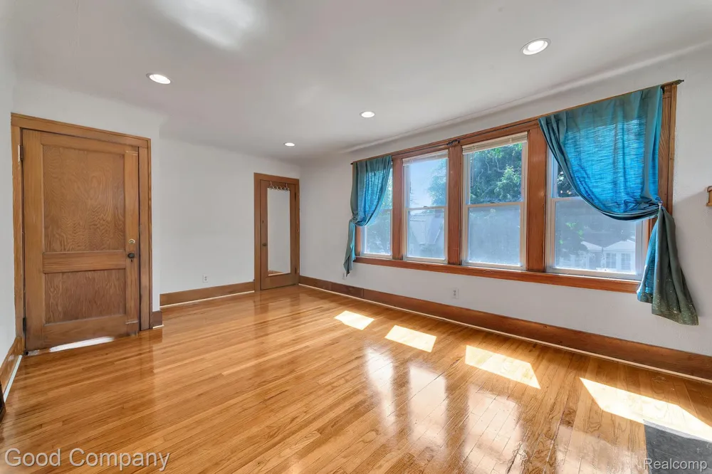 21516 Oxford Avenue Farmington Hills City, MI 48336