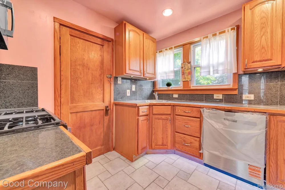 21516 Oxford Avenue Farmington Hills City, MI 48336