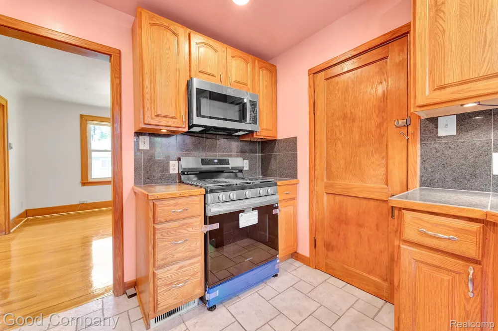 21516 Oxford Avenue Farmington Hills City, MI 48336