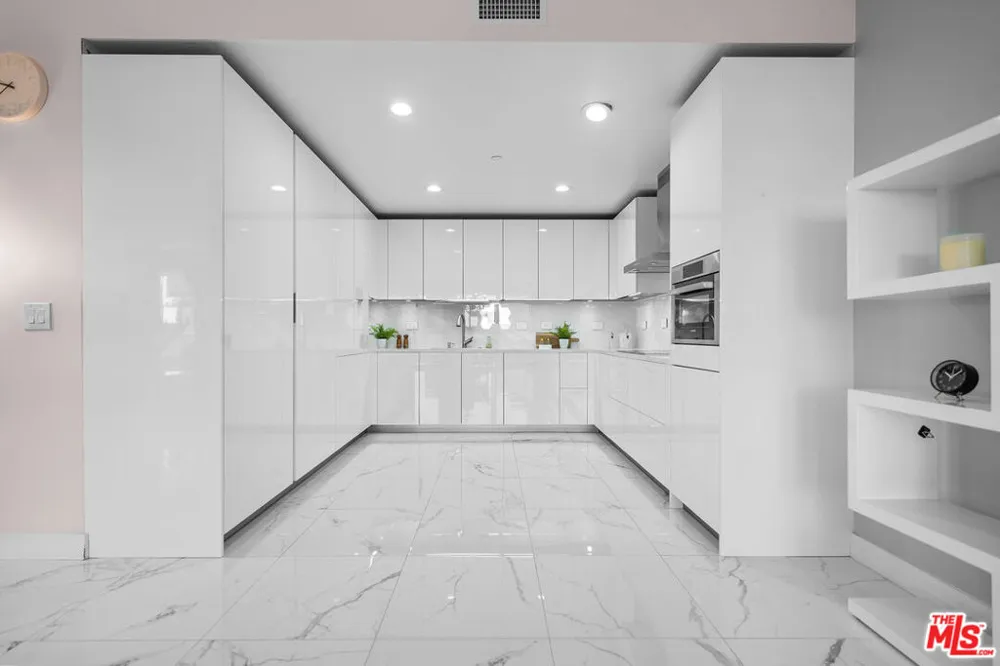6250 Hollywood Boulevard #12F Los Angeles, CA 90028