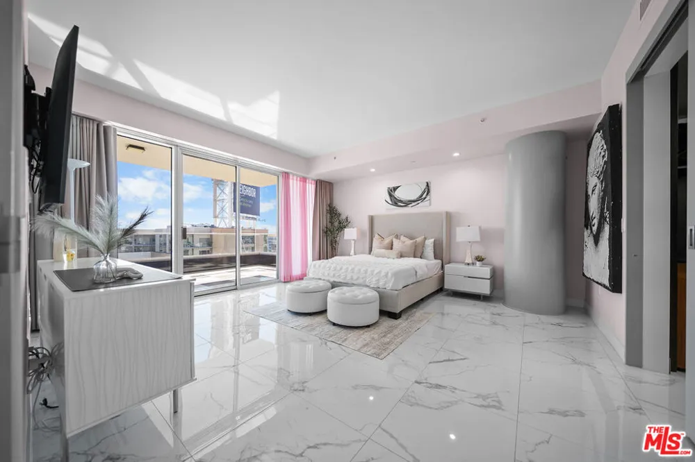 6250 Hollywood Boulevard #12F Los Angeles, CA 90028
