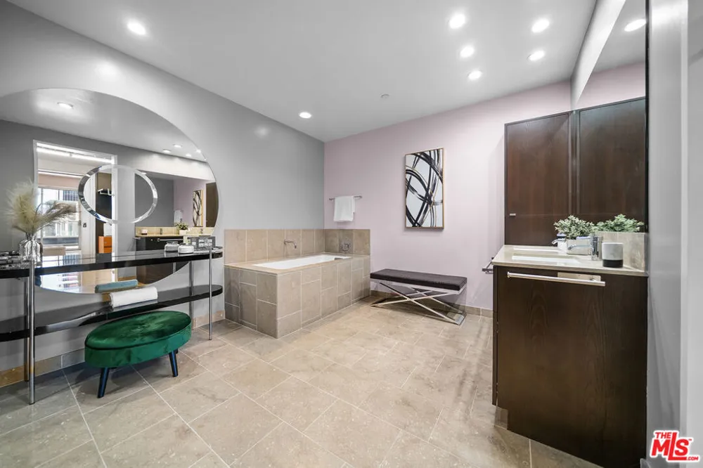 6250 Hollywood Boulevard #12F Los Angeles, CA 90028