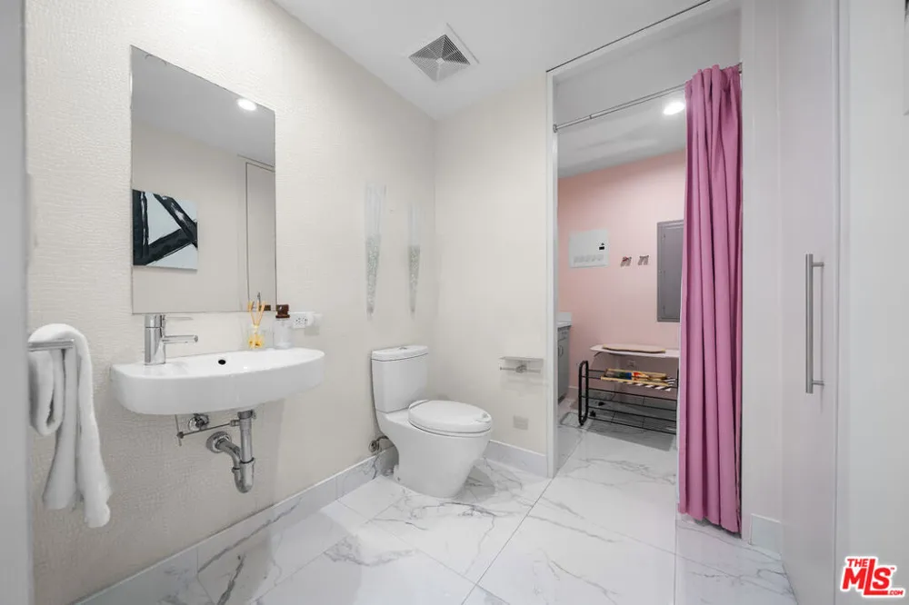 6250 Hollywood Boulevard #12F Los Angeles, CA 90028