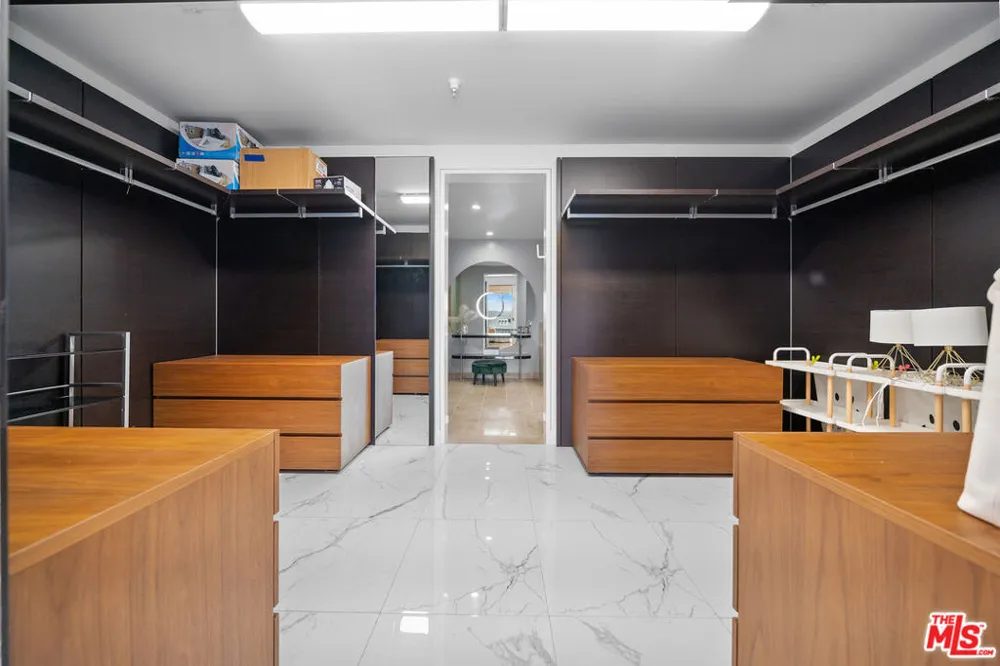 6250 Hollywood Boulevard #12F Los Angeles, CA 90028