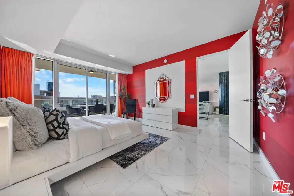 6250 Hollywood Boulevard #12F Los Angeles, CA 90028