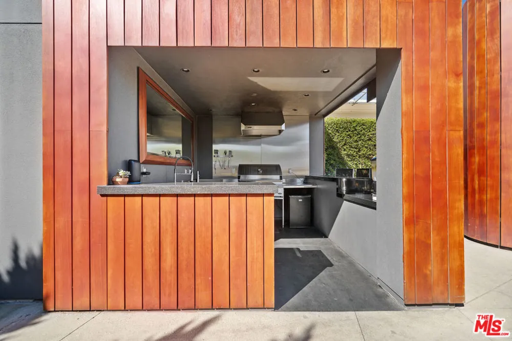 6250 Hollywood Boulevard #12F Los Angeles, CA 90028