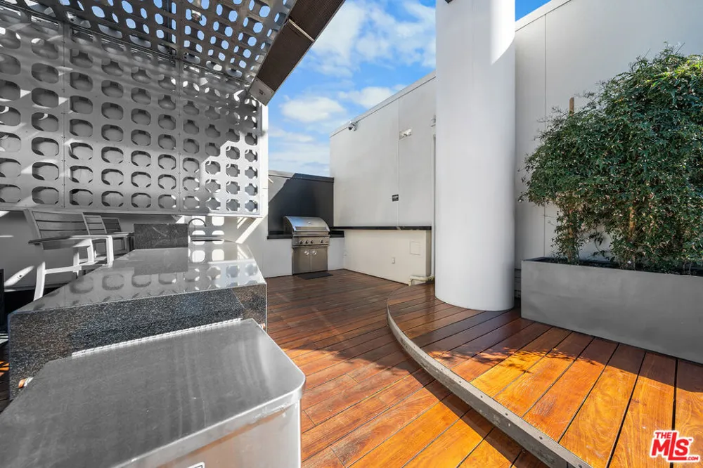 6250 Hollywood Boulevard #12F Los Angeles, CA 90028