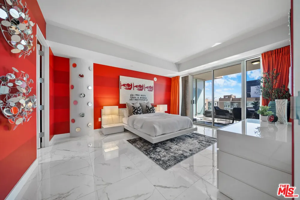 6250 Hollywood Boulevard #12F Los Angeles, CA 90028